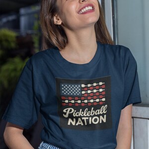 Maglietta unisex morbida Pickleball Nation, Celebrate Pickleball, Maglietta sportiva, Maglietta estiva, Regalo per giocatori, Abbigliamento casual