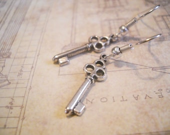 Orecchini chiave in argento Orecchini Steampunk Orecchini pendenti Orecchini scheletro in miniatura Gioielli chiave Fili in acciaio inossidabile