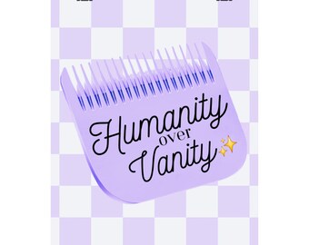 Könnte beinhalten: Ein lila Kamm mit dem Text "Humanity over Vanity" und zwei goldenen Sternen auf einem weißen und lila karierten Hintergrund.