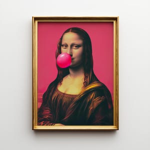 Puede incluir: Impresión enmarcada de la Mona Lisa con una burbuja de chicle rosa. La obra presenta el icónico retrato sobre un fondo rosa vibrante, encerrado en un marco dorado.