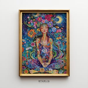 Peut inclure: Une impression d'art encadrée représentant une figure assise, ornée d'une couronne de fleurs et de tatouages complexes. L'œuvre d'art est riche en couleurs, avec un fond bleu et violet rempli de fleurs et d'éléments célestes. Le cadre est doré.