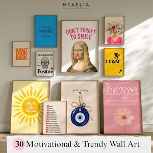 Könnte beinhalten: Eine Galerie-Wand mit zehn gerahmten Postern, die verschiedene grafische Designs zeigen, darunter eine Mona Lisa mit Kaugummi, eine gelbe Sonne, ein blaues Nazar-Amulett, florale Illustrationen und verschiedene motivierende Textzitate.
