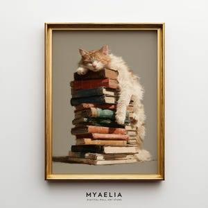 Puede incluir: Una impresión de arte mural enmarcada que muestra a un gato esponjoso naranja y blanco durmiendo sobre una pila alta e irregular de libros de tapa dura desgastados y multicolores. El gato está sobre los libros. El texto MYAELIA DIGITAL WALL ART STORE es visible.