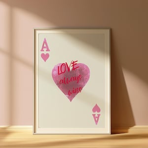 Liebe gewinnt immer druckbare Spielkarte, rosa Herz-hängende moderne Wandkunst, minimalistisches digitales Kartenplakat für Schlafzimmer oder Geschenk