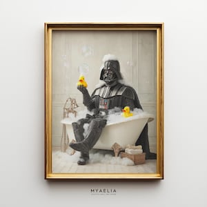 Könnte beinhalten: Gerahmter Wandkunstdruck mit Darth Vader in einer Badewanne mit Blasen und zwei gelben Quietscheenten. Das Kunstwerk ist in einem Badezimmer mit goldenem Rahmen und weißem Hintergrund.