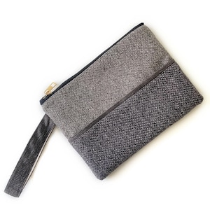 Bolso de mano en tonos tierra con correa de muñeca, hecho a mano. Estuche beige y gris con cremallera, hecho a mano. Cremallera dorada. Un accesorio elegante para el día o la noche.