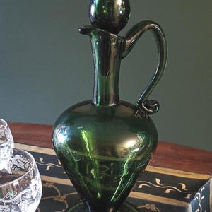 Handgeblazen karaf van groen glas met stop | "D"-vorm | Vintage bargerei | Elegant barwagendecor | Dark Academia boho-decor | Drankdecor
