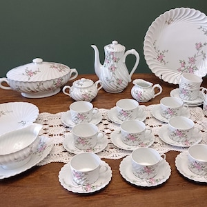 Haviland Limoges Dogwood Tea Set: 34-Piece French Porcelain, 1960s Vintage