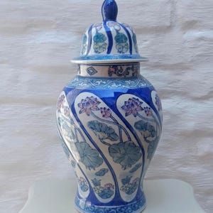Vintage Chinesisches Lotus Ingwer Glas: Handbemalte Tempelvase aus Porzellan