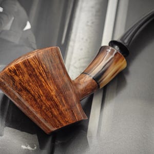 Handmade Custom Engraved Name Italian Briar Wood Tobacco Pipe – Sculpted Horn Accent Bent Bowl – Gift for Men & Collectors