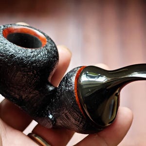 Custom Engraved Rustic Black Sandblasted Briar Wood Pipe – Handmade Short Bent Tobacco Pipe with Red Rim – Gift for Men & Collectors