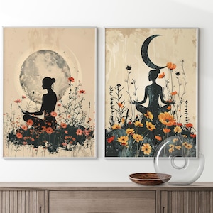 Può includere: Due stampe artistiche incorniciate raffiguranti la silhouette di una persona che medita tra i fiori. Una stampa ha una luna piena, l'altra una luna crescente. L'opera d'arte è nei toni del nero, arancione e beige.