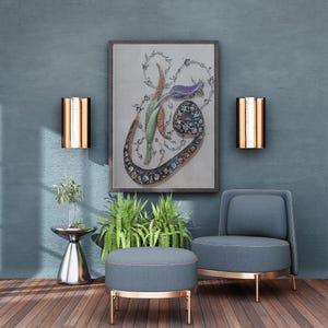 Arte mural islámico de lujo con relieve, caligrafía "Vav" hecha a mano con motivo de tulipán, obra de arte enmarcada de inspiración otomana. Un regalo de cumpleaños único para el hogar.