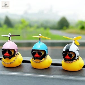 面白い車用アヒル、ヘルメット、ゴーグル、チェーン付き – かわいいダッシュボードデコレーション – 車内アクセサリー – ドライバーへのギフト