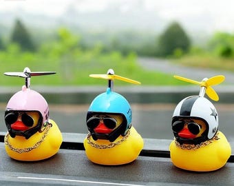 Paperella divertente: casco, occhiali e catena d'oro - Decorazione per cruscotto