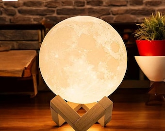 Mond LED-Nachtlicht mit Holzständer - Batteriebetrieben (8 cm)