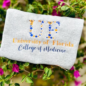 Sudadera universitaria personalizada con bordado floral: cuello redondo con letras griegas, regalo de graduación para ella, jersey con espíritu escolar