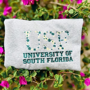 Sudadera con bordado floral verde y dorado personalizado: cuello redondo estilo universitario, regalo de graduación para ella, suéter con espíritu escolar, regreso a clases.