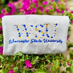 Sudadera universitaria personalizada con bordado floral: regalo de graduación, cuello redondo con letras griegas, estilo universitario personalizado, regalo de regreso a clases.