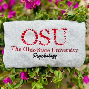 Sudadera universitaria personalizada con bordado floral: cuello redondo con letras griegas, regalo de graduación personalizado, ropa con espíritu universitario, regreso a clases
