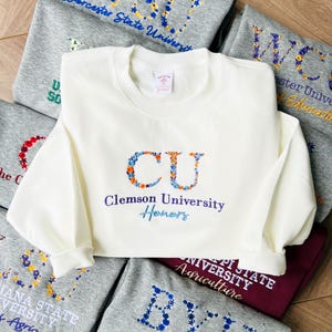 Sudadera universitaria con bordado floral personalizado: regalo de graduación personalizado, cuello redondo con letras griegas, diseño inspirado en la universidad, ideal para la vuelta al cole.