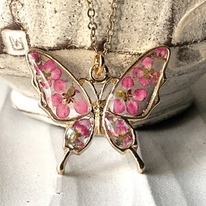 Collier papillon rose, collier Alyssum doux, collier en résine cadeau pour maman, collier de vraies fleurs séchées pressées, cadeau pour petite amie bijoux nature