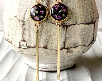 Pendientes de flor púrpura regalo de novia, pendientes de barra de oro de 14k de arcilla negra, pendientes de flores prensadas de oro, arte de joyería de resina de flores secas reales