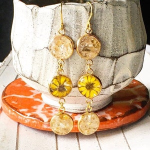 Boucles d'oreilles pendantes en citrine brute, bijoux tournesol, pendants d'oreilles en or 14 carats, boucles d'oreilles tournesol en argent sterling, bijoux en résine de fleurs pressées