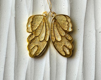 Pendientes de mariposa de ala de nácar cuelgan oro, encaje blanco resina de boda flores prensadas joyería de la naturaleza, regalo del día de las madres de la hija