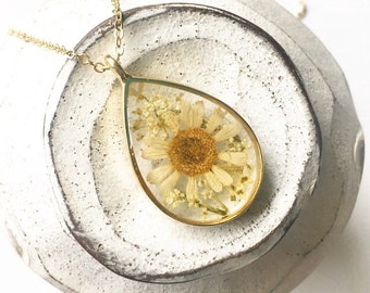 Chamomile Flower Necklace Girlfriend Gift, Queen Annes Lace Resin Jewelry, Gardener Necklace, Dried Real Flower Pendant, Woodland Necklace