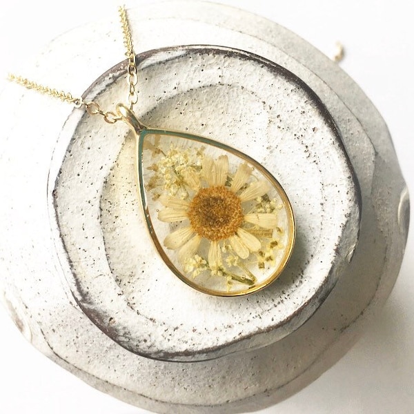 Chamomile Flower Necklace Girlfriend Gift, Queen Annes Lace Resin Jewelry, Gardener Necklace, Dried Real Flower Pendant, Woodland Necklace