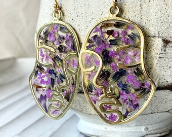 Pendientes de cara abstracta lila y lavanda, pendientes de flores prensadas secas regalo de novia, pendientes de oro de 14 k, regalo de joyería de naturaleza púrpura para ella