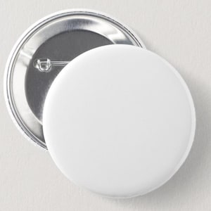 Può includere: Due distintivi bianchi e vuoti. Un distintivo è rivolto verso l'alto, mostrando una superficie liscia e lucida. L'altro distintivo è rivolto verso il basso, rivelando un retro in metallo argentato con una spilla. I distintivi sono rotondi e sembrano inutilizzati.