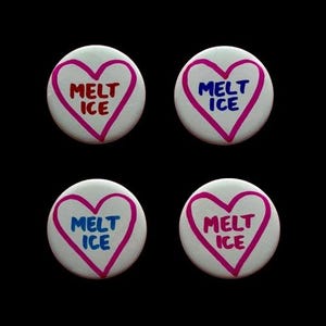 Puede incluir: Cuatro botones redondos blancos con un contorno de corazón rosa y las palabras "Melt Ice" en rojo o azul. Los botones están sobre un fondo negro. Probablemente sean para ropa o accesorios.