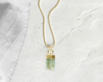 Geboortesteen MEI ketting Gouden ruwe edelsteen EMERALD, boho stijl, verjaardagscadeau, kerstcadeaus, boho sieraden van renna deluxe