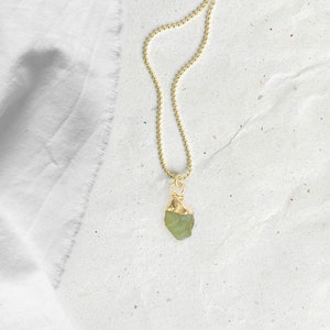 Collana AUGUST Birthstone Pietra preziosa grezza d'oro PERIDOT, stile boho, regalo di compleanno, regali di Natale, gioielli boho di renna deluxe immagine 1