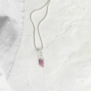 Geboortesteen JULI ketting zilveren ruwe edelsteen RUBY, boho stijl, verjaardagscadeau, kerstcadeaus, boho sieraden van renna deluxe afbeelding 1