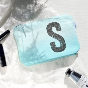 Neceser de maquillaje personalizado con degradado de color en turquesa menta con letra de tu elección, lona, de renna deluxe