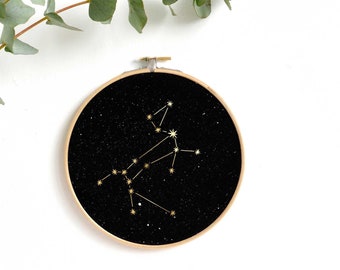 SIRIUS constellation Gold print Wall Art, Signe astrologique Great Dog, astrologie, art du cerceau de broderie, art de décoration murale par renna deluxe