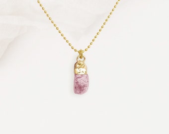 Geboortesteen JULI ketting Gouden ruwe edelsteen RUBY, boho stijl, verjaardagscadeau, kerstcadeaus, boho sieraden van renna deluxe