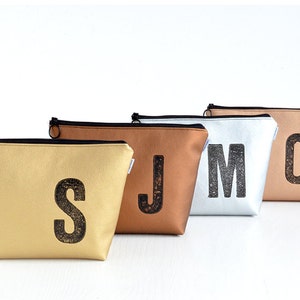 Personalisierte Kulturtasche GOLD mit Buchstabe / Monogramm nach Wahl, Vegan, von renna deluxe Bild 4