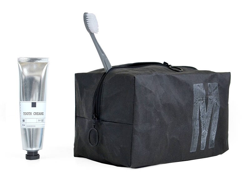 Tasche für Bartpflege-Produkte mit Monogramm, vegan aus waschbarem Papier von renna deluxe Bild 7