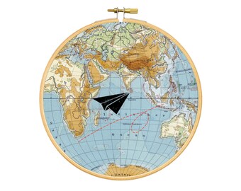 Aviador en gira mundial, aviador de papel en un mapa del mundo con ruta de vuelo, arte del aro, gráfico vintage, arte de decoración de pared por renna deluxe