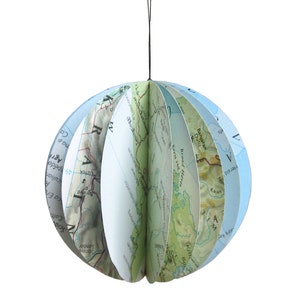 Petit globe réalisé à partir d'atlas vintage upcyclés à partir d'anciennes cartes par renna deluxe