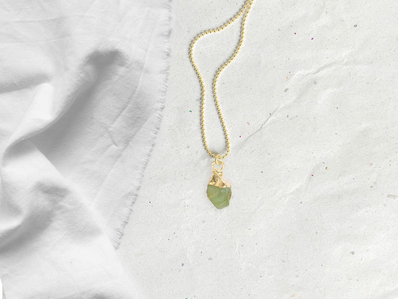 Collana AUGUST Birthstone Pietra preziosa grezza d'oro PERIDOT, stile boho, regalo di compleanno, regali di Natale, gioielli boho di renna deluxe immagine 1