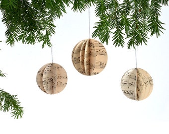 Weihnachtskugel aus altem Notenpapier als Baumschmuck von renna deluxe