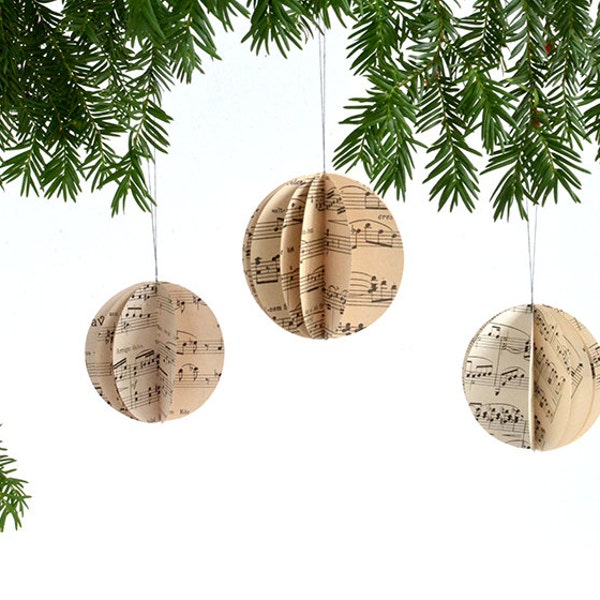 Weihnachtskugel aus altem Notenpapier als Baumschmuck von renna deluxe