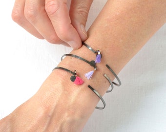bracelet manchette noire minimal avec un joli gland de style bohamian moderne bracelet bijoux faits à la main par renna deluxe