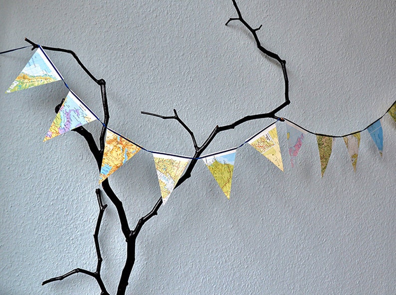 World Map bunting fait de feuilles de route vintage, wanderlust, upcycling faite par renna deluxe image 1