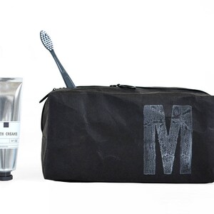 Tasche für Bartpflege-Produkte mit Monogramm, vegan aus waschbarem Papier von renna deluxe Bild 6